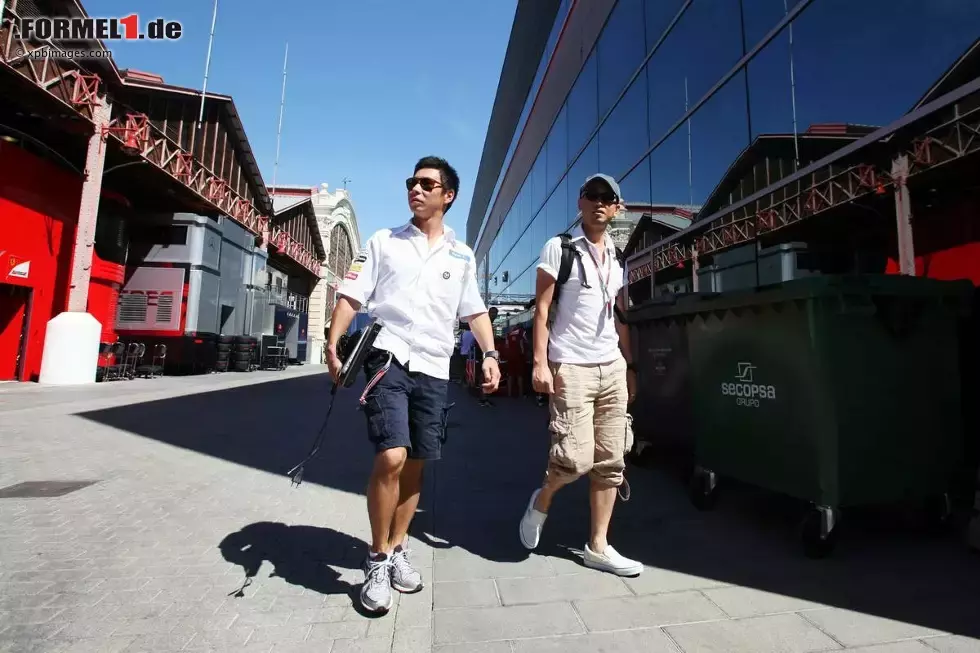 Foto zur News: Kamui Kobayashi (Sauber) im Paddock in Valencia