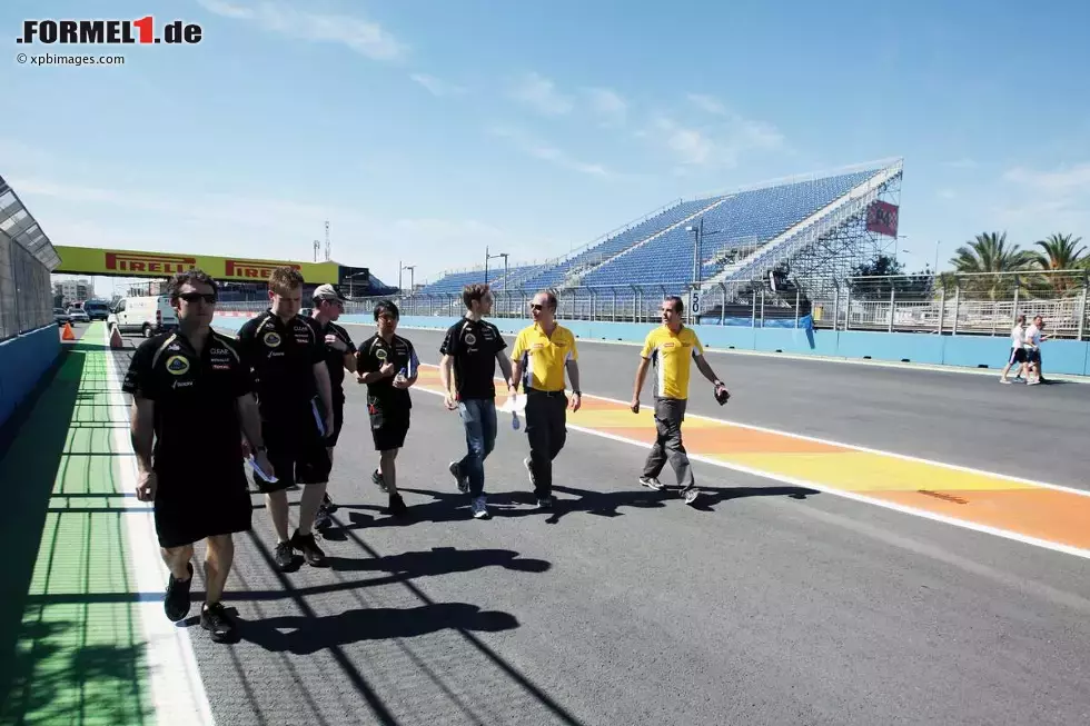 Foto zur News: Romain Grosjean (Lotus) beim Trackwalk in Valencia