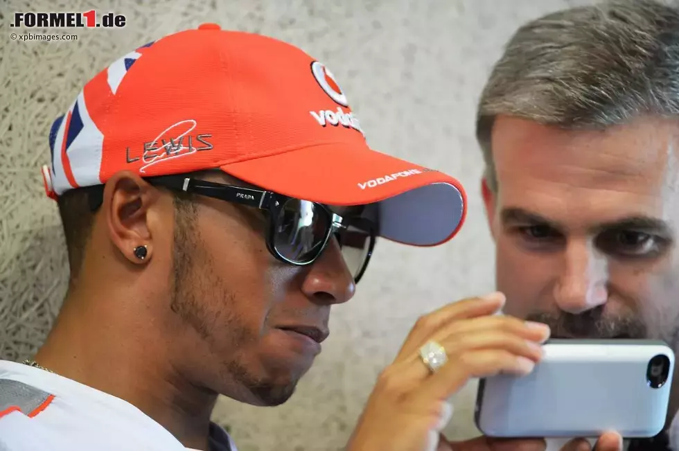 Foto zur News: Lewis Hamilton (McLaren) mit Pressesprecher Steve Cooper