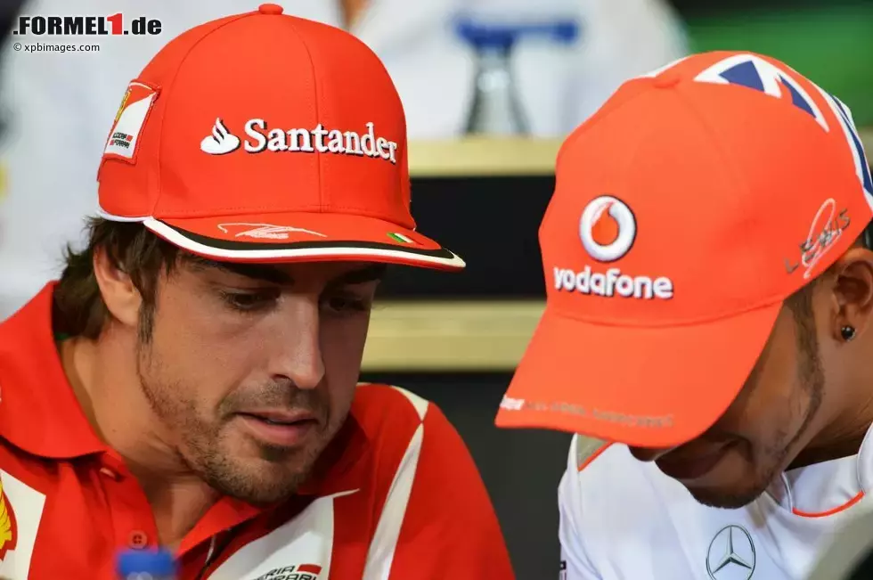 Foto zur News: Fernando Alonso (Ferrari) und Lewis Hamilton (McLaren)