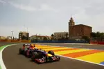 Foto zur News: Sebastian Vettel (Red Bull) war am Auftakttag in Valencia der schnellste der 24 Formel-1-Piloten.