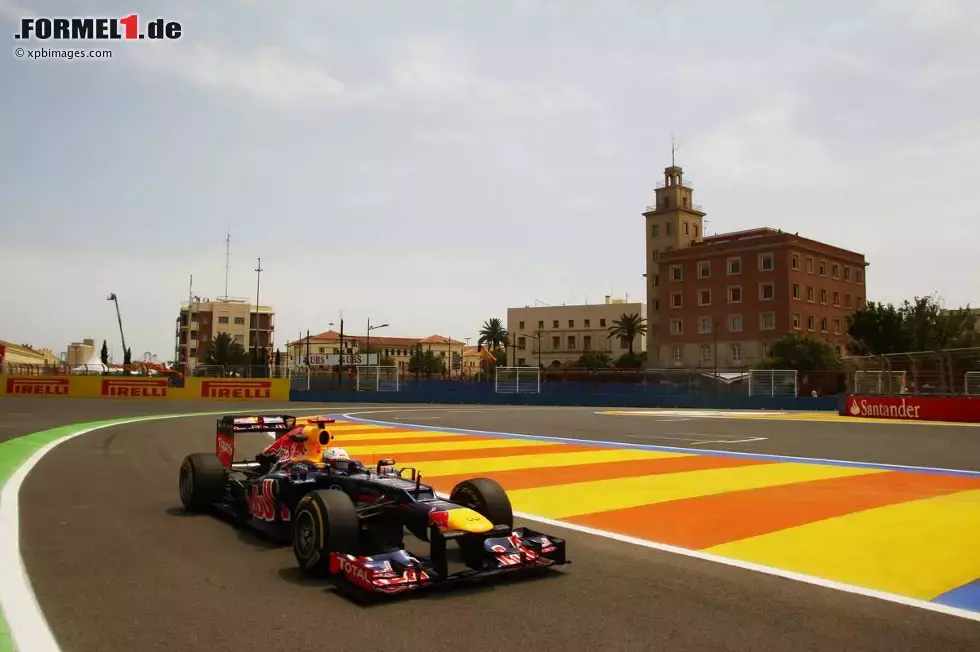 Foto zur News: Sebastian Vettel (Red Bull) war am Auftakttag in Valencia der schnellste der 24 Formel-1-Piloten.