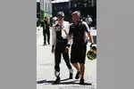 Foto zur News: So ist&#039;s im Qualifying gelaufen: Bruno Senna (Williams) gibt dem Williams-Pressesprecher ein Zitat für die Pressemitteilung