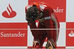 Gallerie: Von seinen Emotionen überwältigt: Fernando Alonso (Ferrari) klappt bei der spanischen Hymne fast zusammen