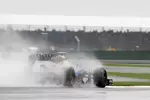 Foto zur News: Sebastian Vettel (Red Bull) quält sich durch die Wassermassen