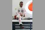 Foto zur News: Lewis Hamilton (McLaren) spielt angesichts des Regens mit dem Handy rum