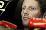 Foto zur News: Romain Grosjean (Lotus) wartet an der Box auf ein Nachlassen des englischen Regens.