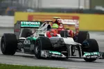 Foto zur News: Michael Schumacher (Mercedes) vor Felipe Massa (Ferrari)