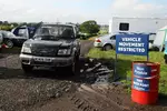 Foto zur News: Schlamm dank Regen: Einige brauchten fremde Hilfe, um die Wiesen rund um Silverstone wieder verlassen zu können.