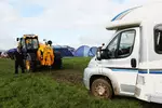 Foto zur News: Schlamm dank Regen: Einige brauchten fremde Hilfe, um die Wiesen rund um Silverstone wieder verlassen zu können.