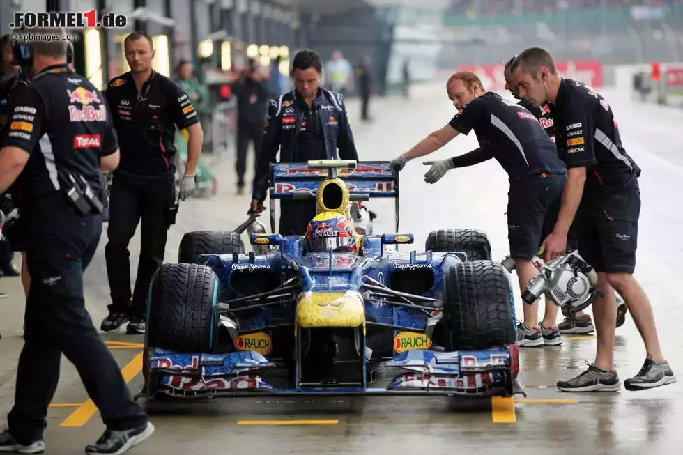 Foto zur News: Mark Webber (Red Bull) und seine Jungs standen und saßen am Freitag in Silverstone im Regen.