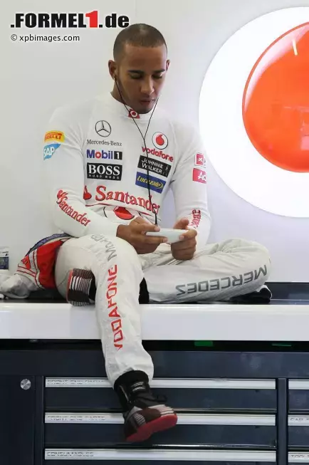 Foto zur News: Lewis Hamilton (McLaren) spielt angesichts des Regens mit dem Handy rum