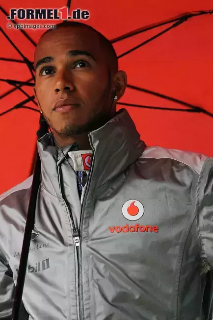 Foto zur News: Spaziergang durch die Boxengasse, um die Konkurrenz zu beobachten: Lewis Hamilton (McLaren)