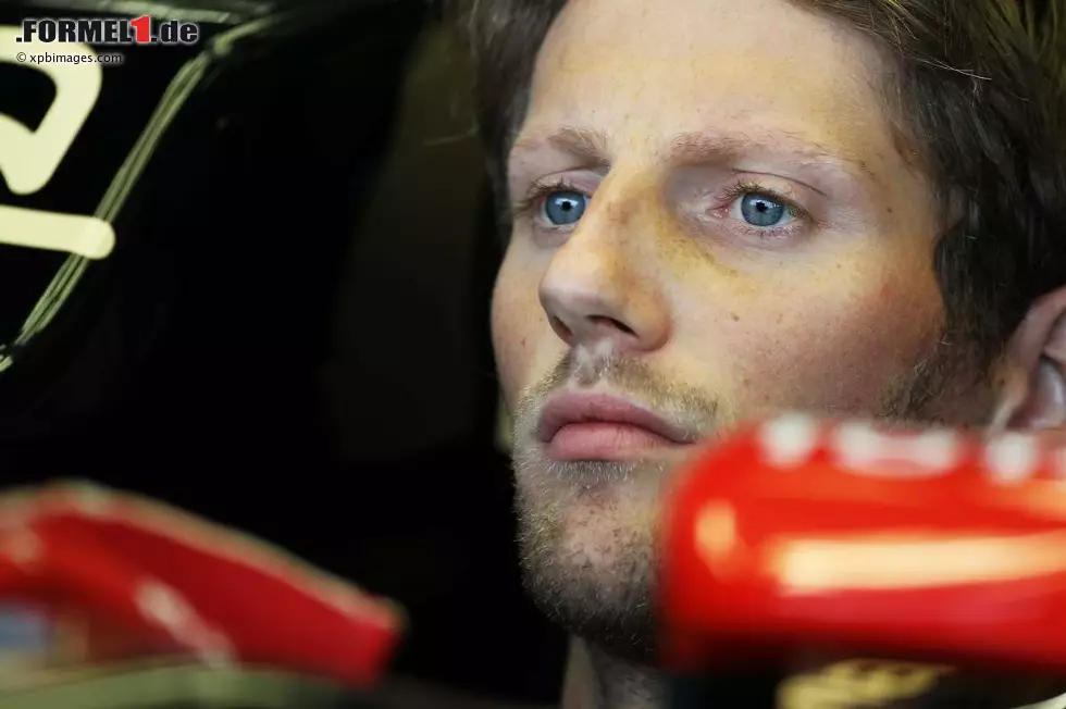 Foto zur News: Romain Grosjean (Lotus) wartet an der Box auf ein Nachlassen des englischen Regens.