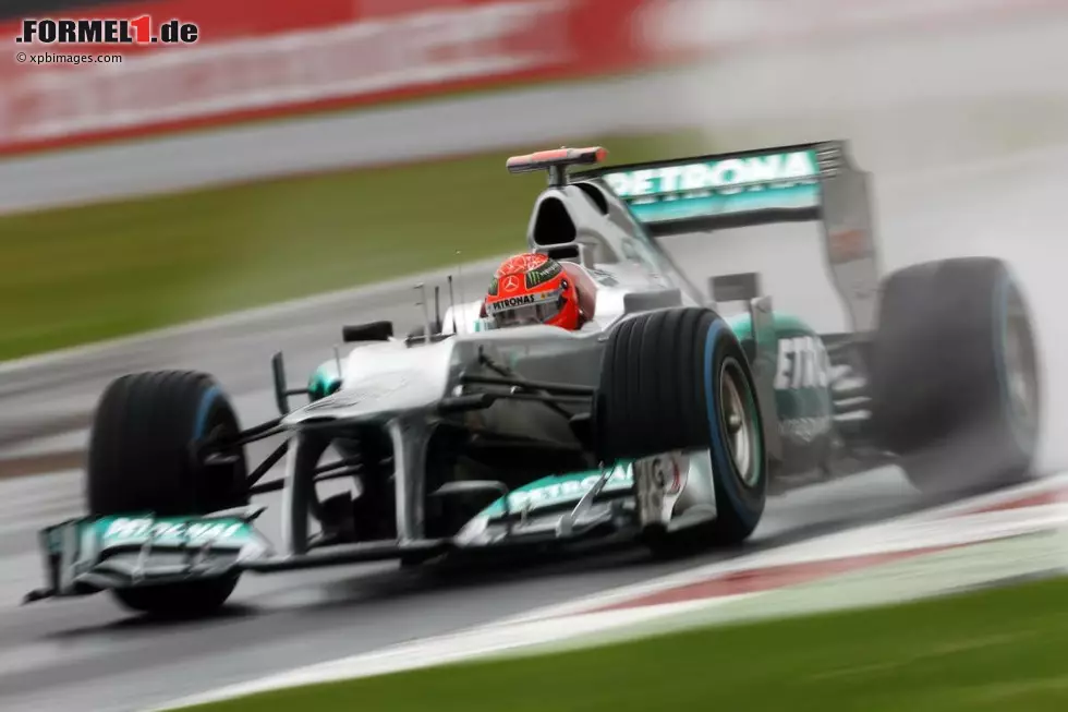 Foto zur News: Michael Schumacher (Mercedes) am völlig verregneten Freitag in Silverstone.