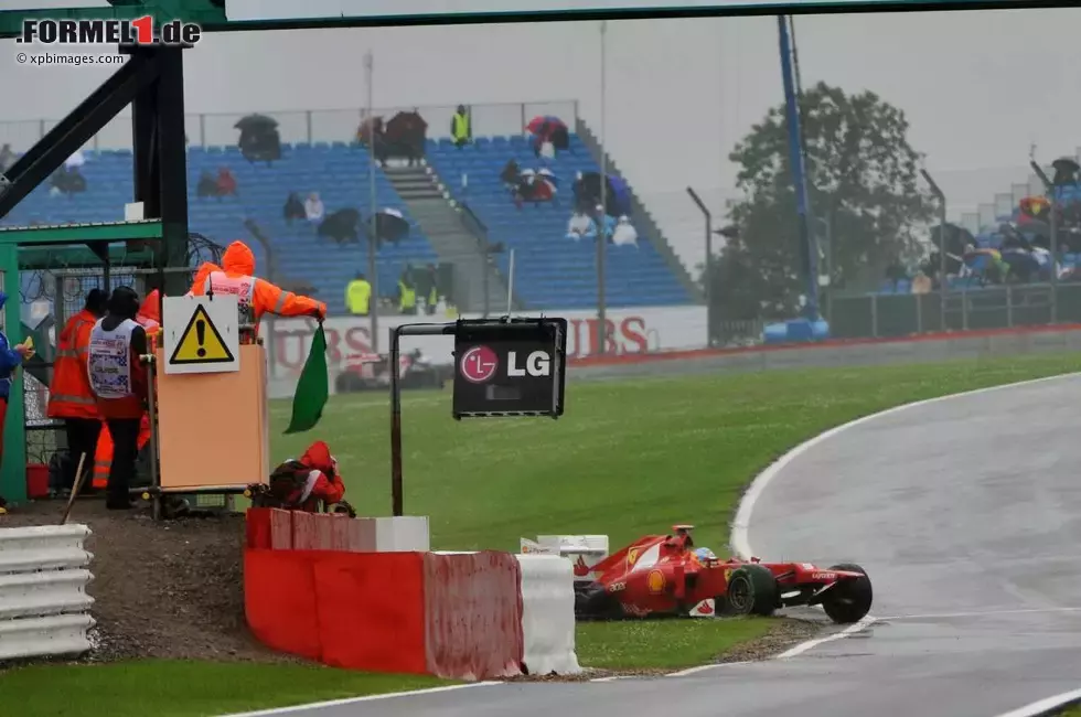 Foto zur News: Fernando Alonso (Ferrari) verlor beim einem Dreher am Ende des Tages noch seinen Frontflügel.