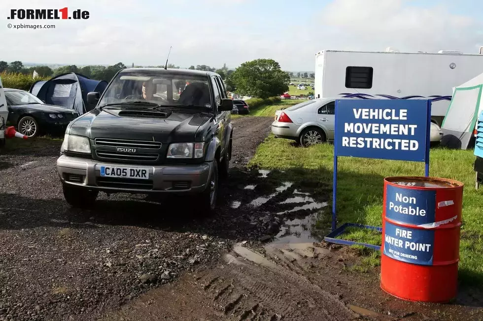 Foto zur News: Schlamm dank Regen: Einige brauchten fremde Hilfe, um die Wiesen rund um Silverstone wieder verlassen zu können.