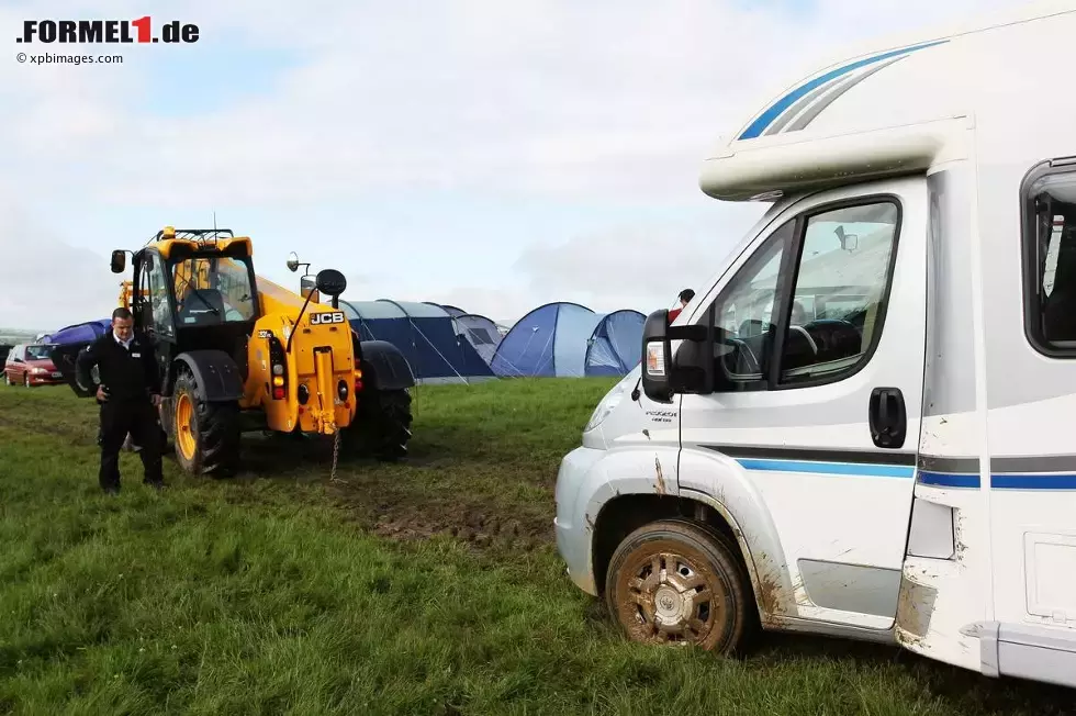 Foto zur News: Schlamm dank Regen: Einige brauchten fremde Hilfe, um die Wiesen rund um Silverstone wieder verlassen zu können.