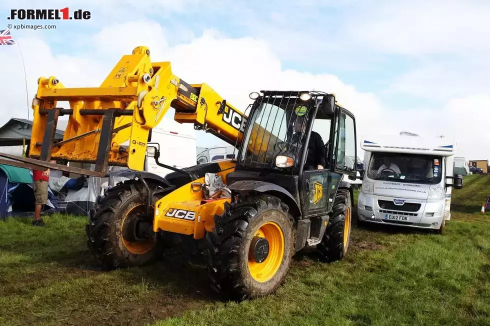 Foto zur News: Schlamm dank Regen: Einige brauchten fremde Hilfe, um die Wiesen rund um Silverstone wieder verlassen zu können.