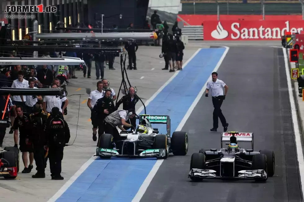 Foto zur News: Bruno Senna (Williams) und Nico Rosberg (Mercedes) in der Boxengasse.