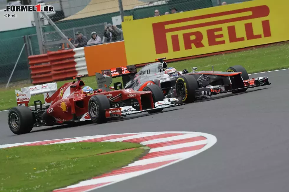 Foto zur News: Fernando Alonso (Ferrari) und Jenson Button (McLaren)