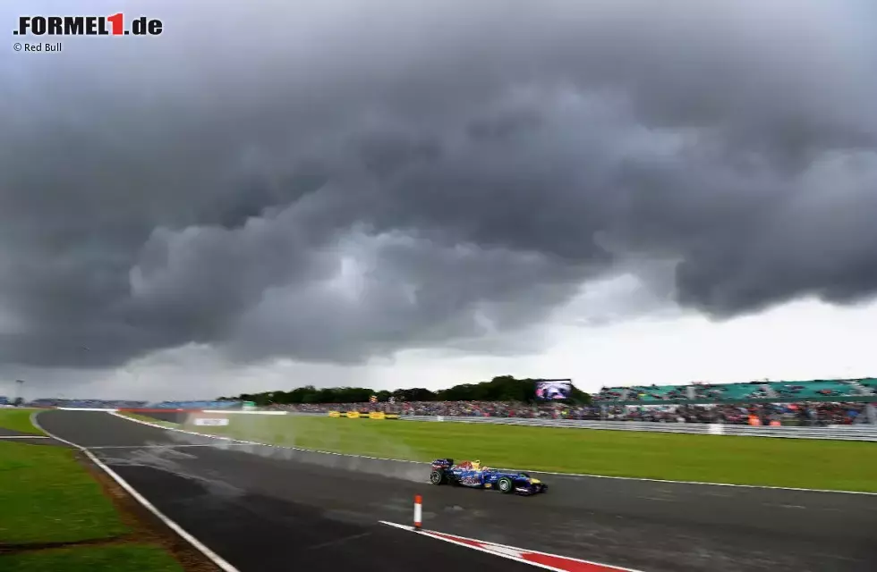 Foto zur News: Während Mark Webber (Red Bull) auf Zeitenjagd geht, braut sich das Unwetter zusammen