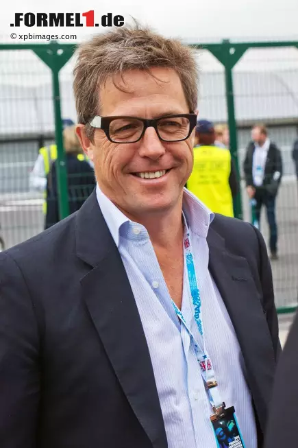 Foto zur News: Hugh Grant als Gast von Ferrari zu Besuch in Silverstone