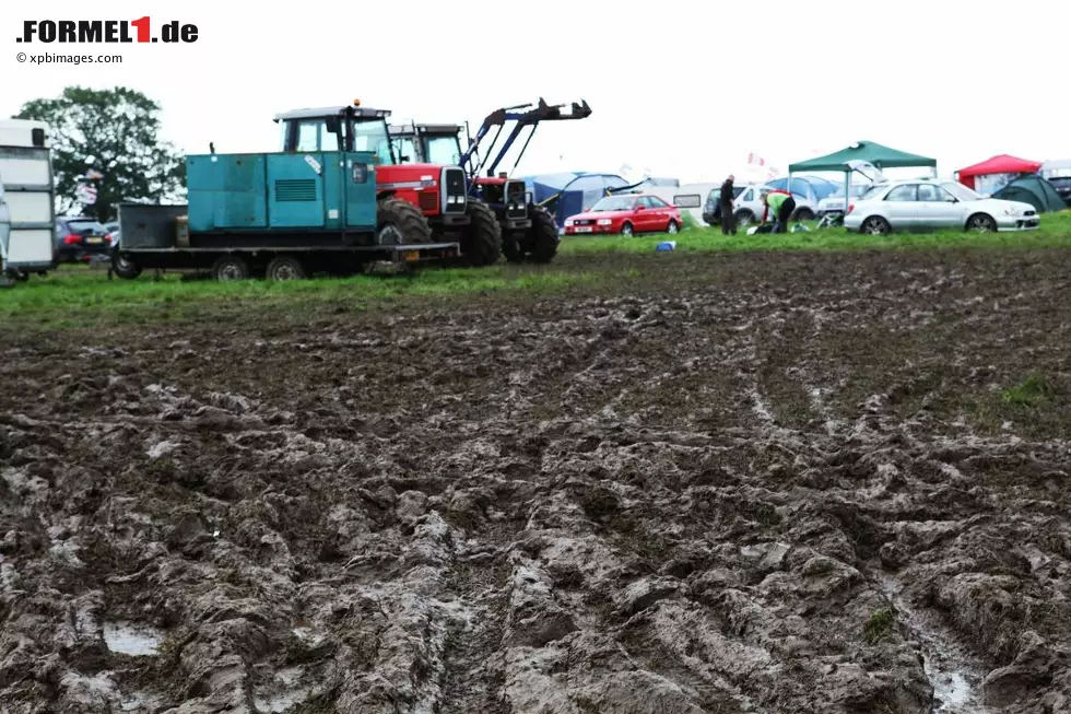 Foto zur News: Matsch und Schlamm - die Abreise dürfte beschwerlich werden.