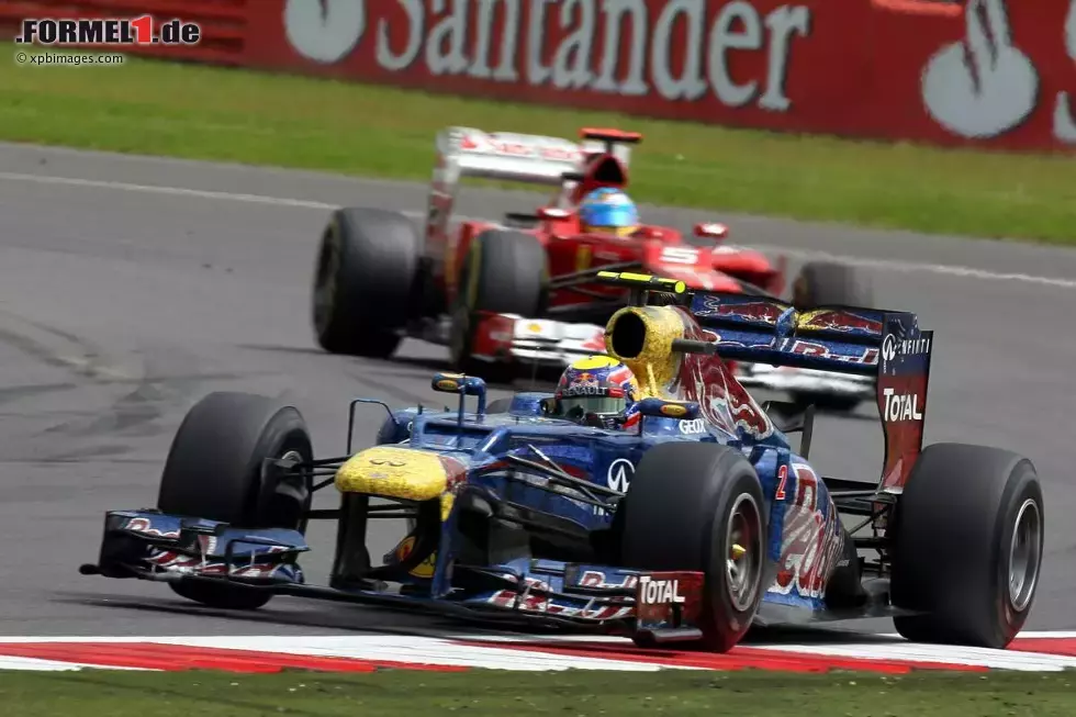 Foto zur News: Mark Webber (Red Bull) und Fernando Alonso (Ferrari)