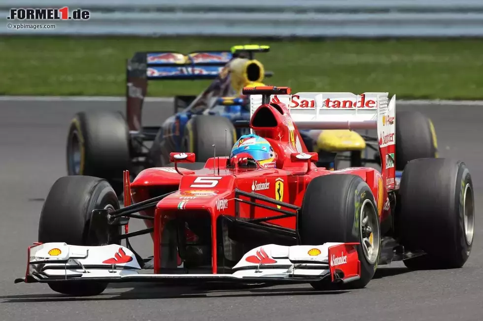 Foto zur News: Fernando Alonso (Ferrari) und Mark Webber (Red Bull)