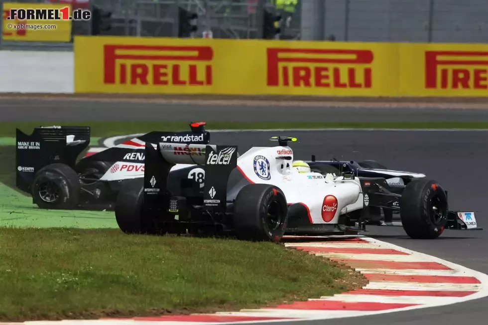 Foto zur News: Pastor Maldonado (Williams) und Sergio Perez (Sauber)