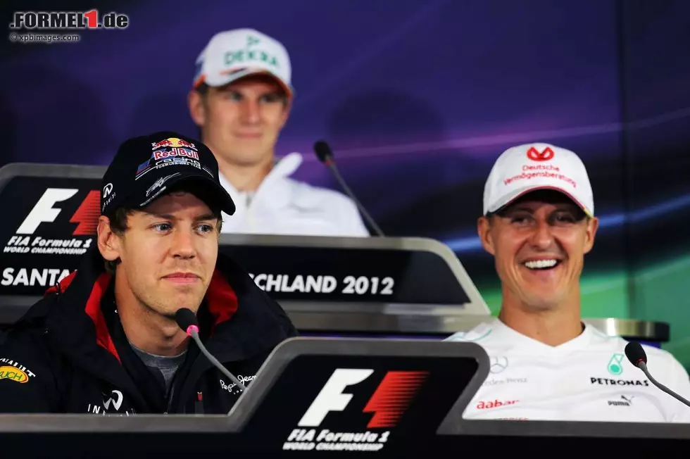 Foto zur News: Sebastian Vettel (Red Bull) und Michael Schumacher (Mercedes)