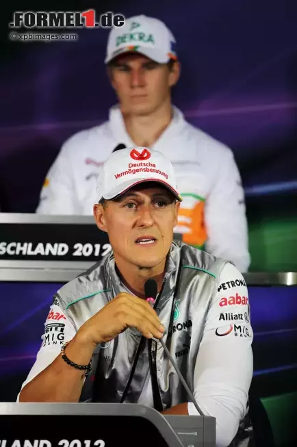 Foto zur News: Michael Schumacher (Mercedes) und Nico Hülkenberg (Force India)