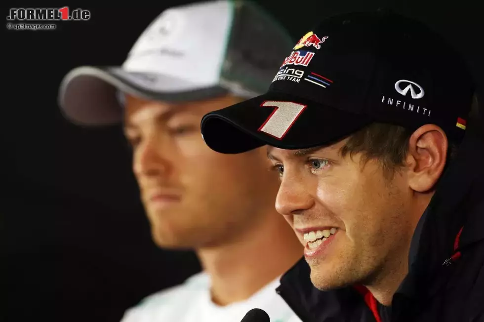 Foto zur News: Sebastian Vettel (Red Bull) und Nico Rosberg (Mercedes)