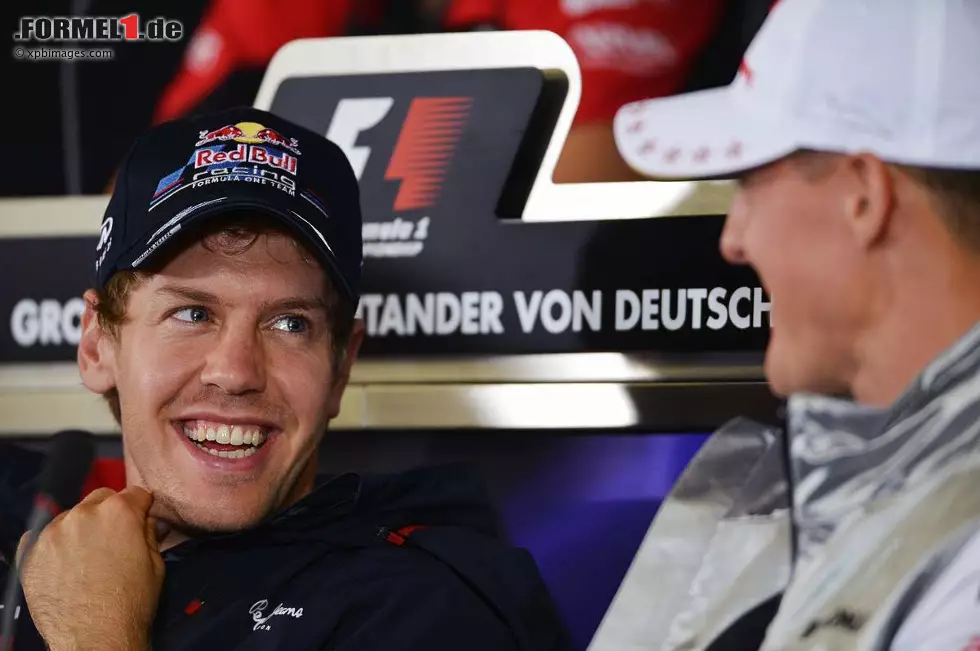 Foto zur News: Sebastian Vettel (Red Bull) und Michael Schumacher (Mercedes)