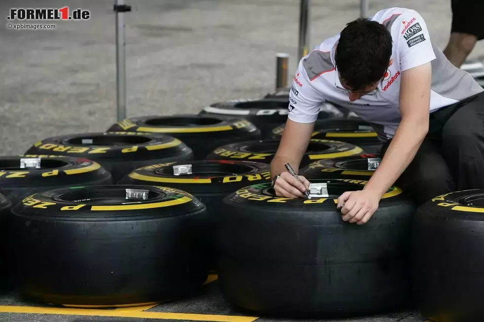 Foto zur News: Pirelli-Reifenmechaniker