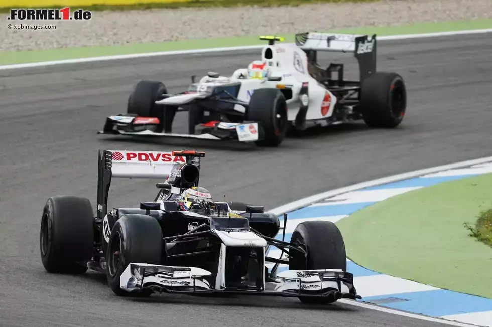 Foto zur News: Pastor Maldonado (Williams) und Sergio Perez (Sauber)