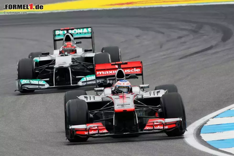 Foto zur News: Jenson Button (McLaren) und Michael Schumacher (Mercedes)