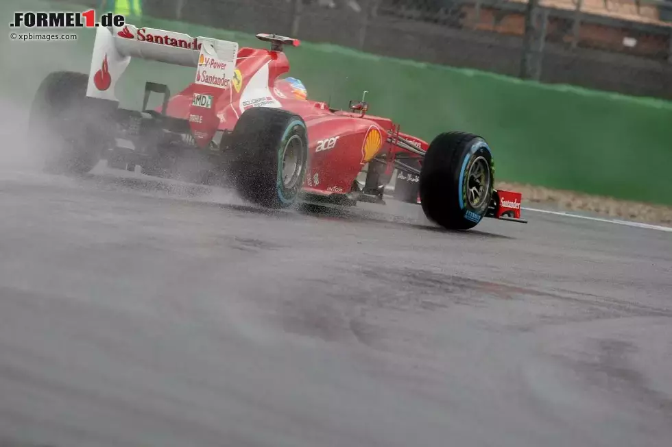 Foto zur News: Fernando Alonso (Ferrari) unterwegs zur Pole-Position