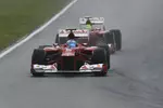 Foto zur News: Beinahe ein Auffahrunfall: Felipe Massa vor Fernando Alonso (Ferrari)