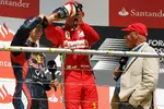 Foto zur News: Sebastian Vettel (Red Bull) und Fernando Alonso (Ferrari)