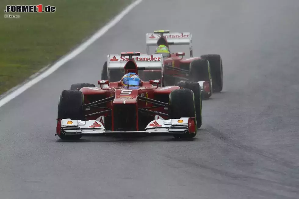 Foto zur News: Beinahe ein Auffahrunfall: Felipe Massa vor Fernando Alonso (Ferrari)