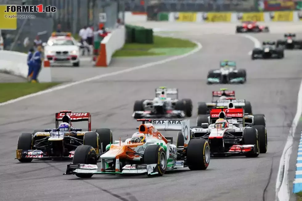 Foto zur News: Paul di Resta (Force India), Daniel Ricciardo (Toro Rosso) und Lewis Hamilton (McLaren)