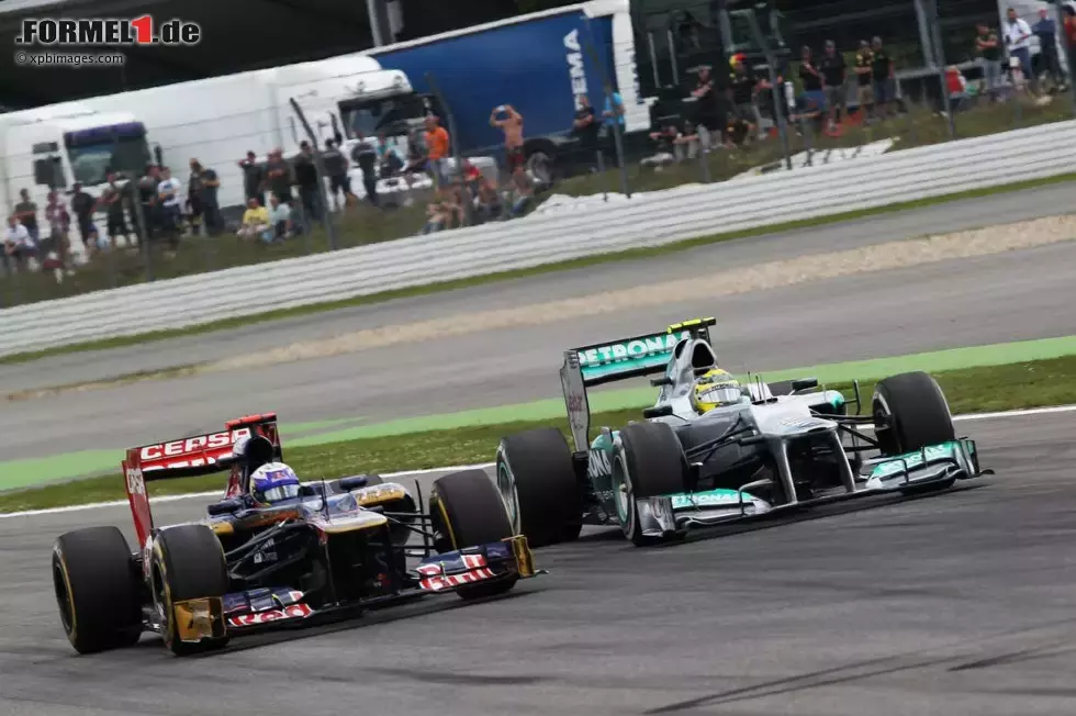 Foto zur News: Daniel Ricciardo (Toro Rosso) und Nico Rosberg (Mercedes)