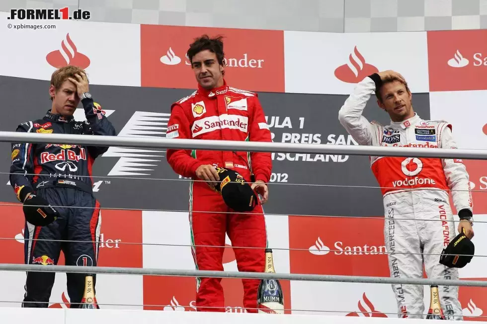 Foto zur News: Sebastian Vettel (Red Bull), Fernando Alonso (Ferrari) und Jenson Button (McLaren)