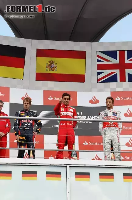 Foto zur News: Sebastian Vettel (Red Bull), Fernando Alonso (Ferrari) und Jenson Button (McLaren)