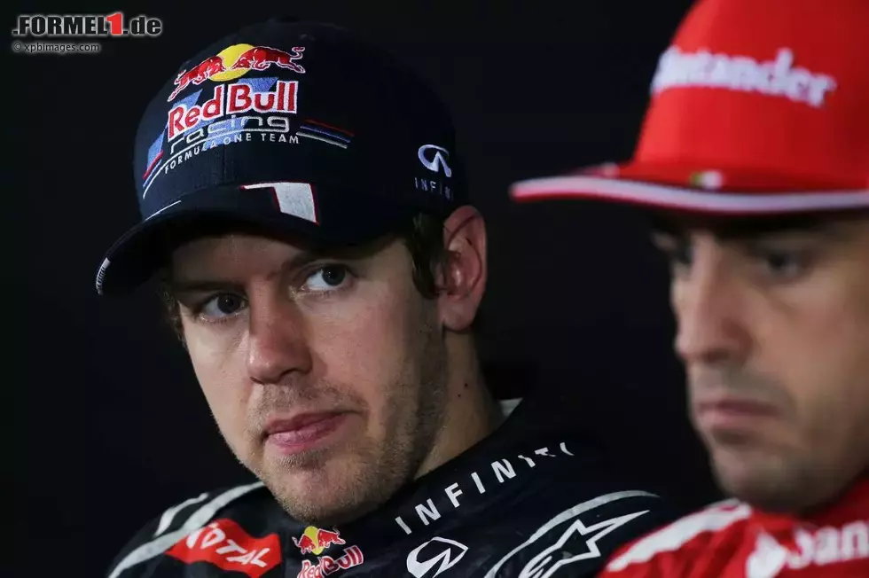 Foto zur News: Sebastian Vettel (Red Bull) und Fernando Alonso (Ferrari)