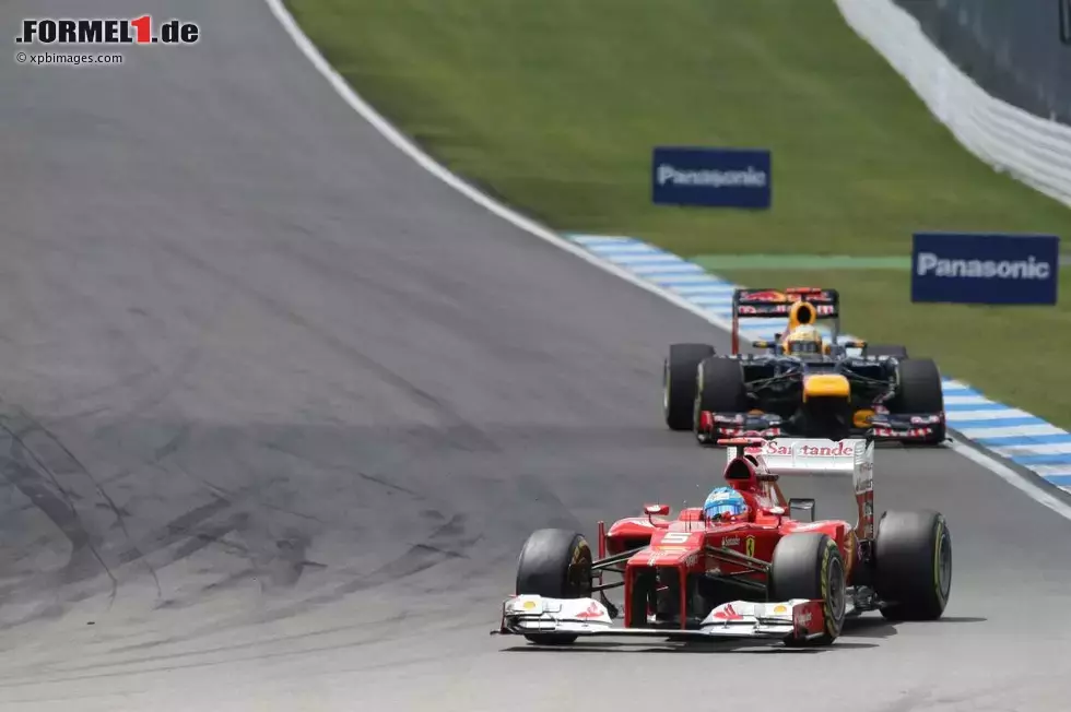 Foto zur News: Fernando Alonso (Ferrari) und Sebastian Vettel (Red Bull)