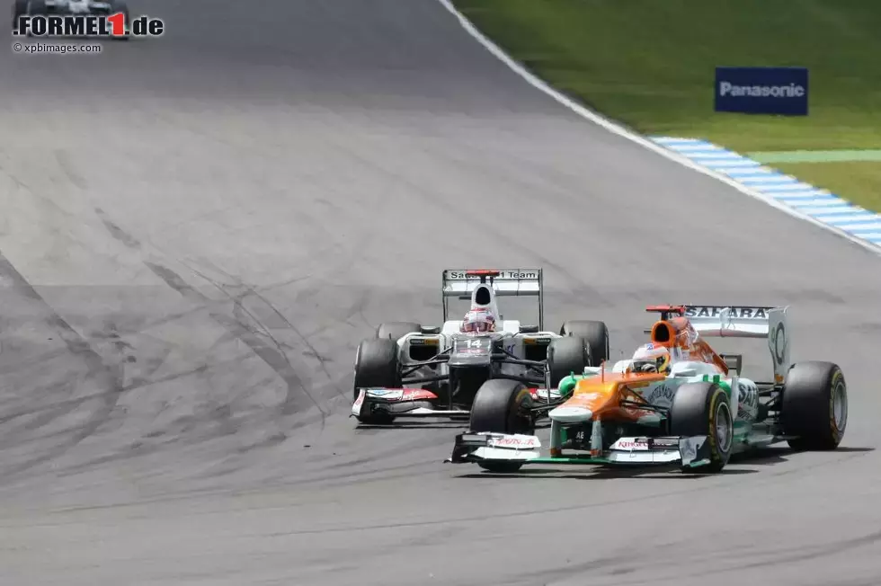 Foto zur News: Paul di Resta (Force India) und Kamui Kobayashi (Sauber)