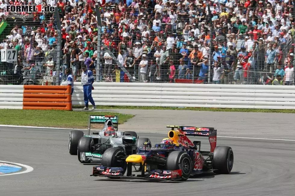 Foto zur News: Mark Webber (Red Bull) und Michael Schumacher (Mercedes)